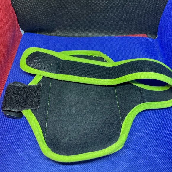 Arm band cell phone accessory for hands free exercise‎ routine. - Picture 5 of 5